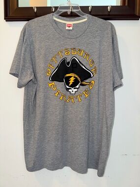 NWT HOMAGE Grey Pittsburgh Pirates Graphic Tee with Yellow & Black Art Size XXL